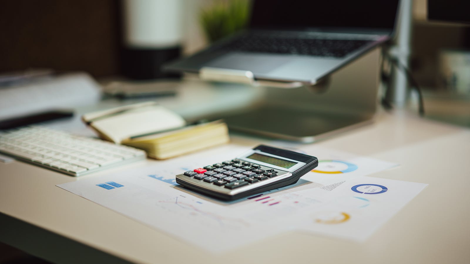Header illustration for How to Choose Ecommerce Accounting Software