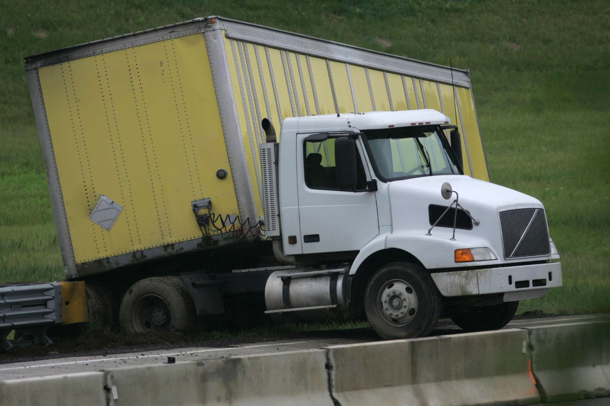 Eighteen-wheeler jackknifed on a wet Florida highway, showing what is jackknifing.