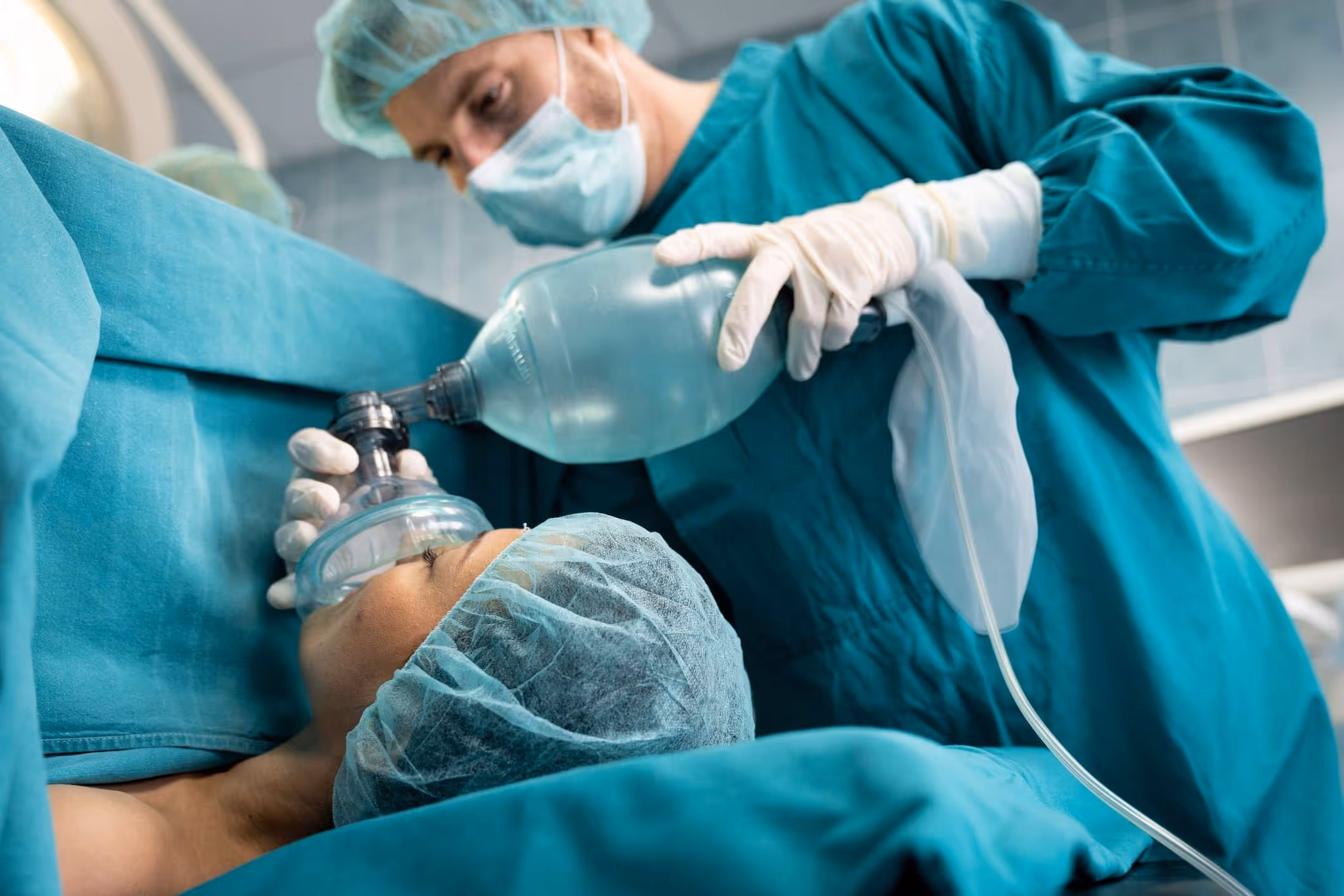 Anesthesiologist giving oxygen to patient, representing Fort Lauderdale anesthesia error attorney.