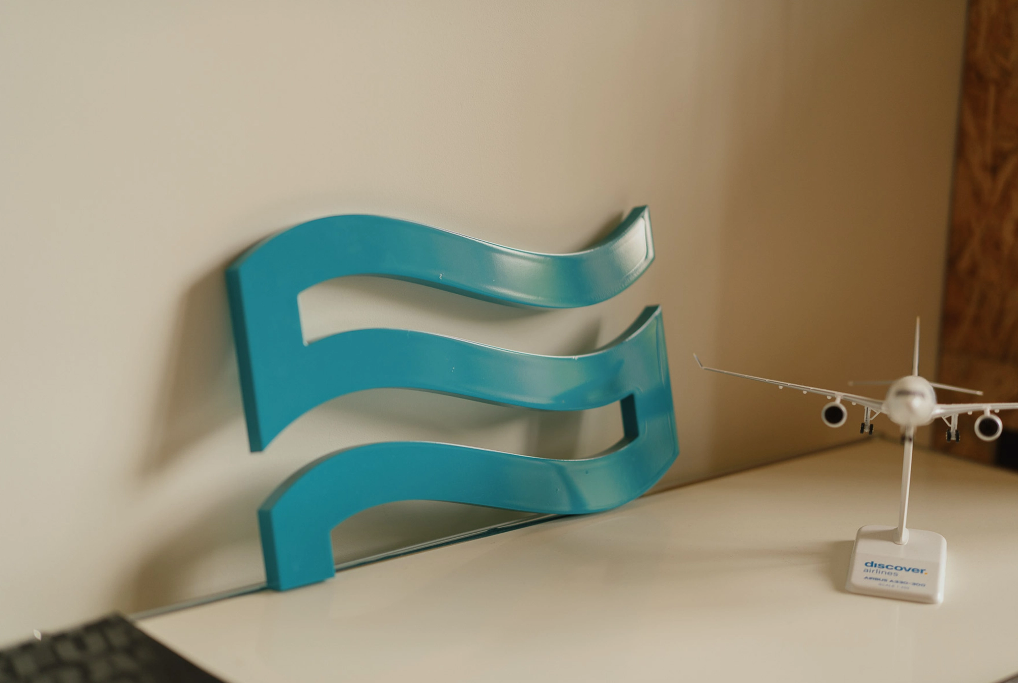 Regal und Dekogegenstände im Büro von Sherpa Design