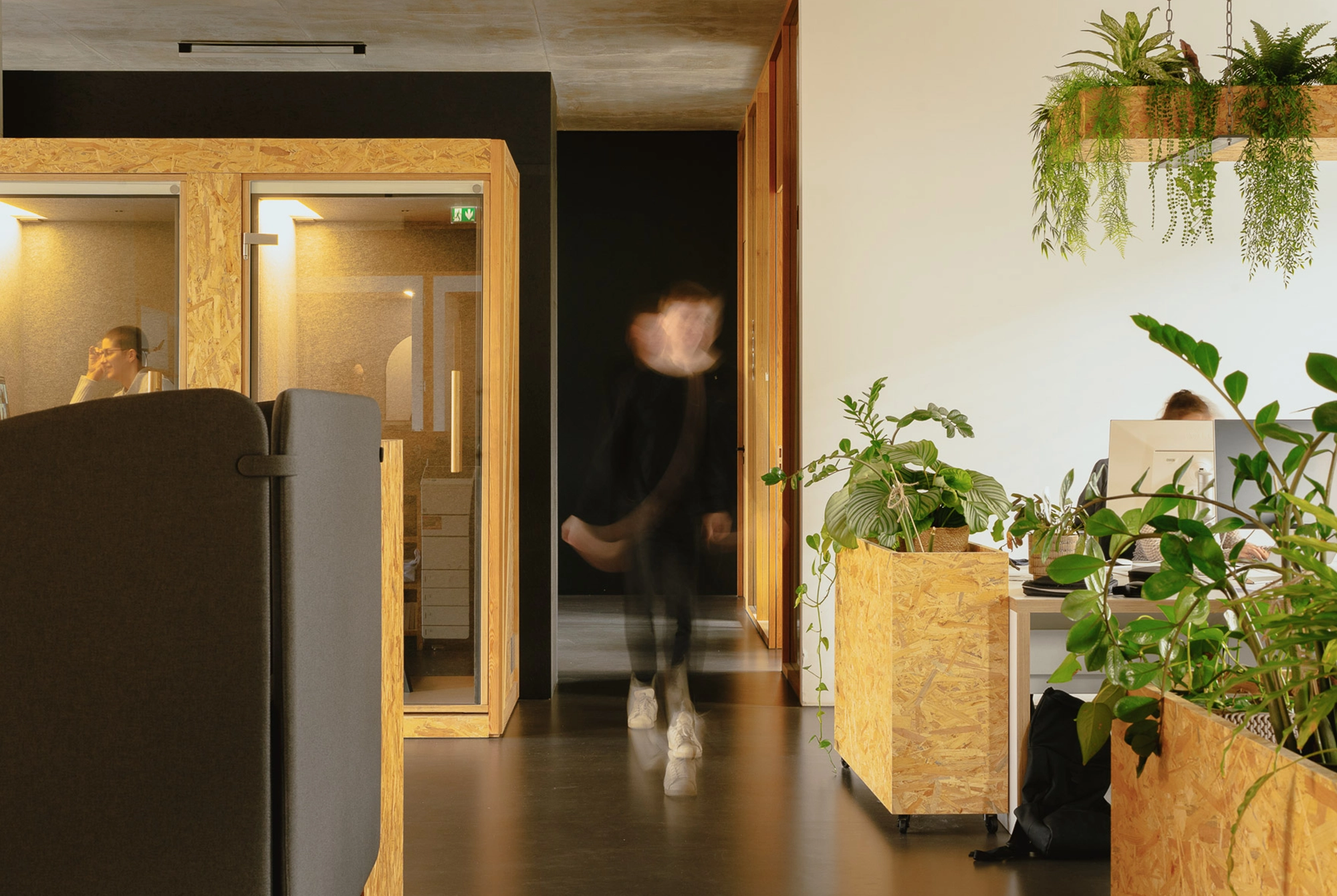 Geschäftsführer von Sherpa Design leitet einen Workshop mit einem Kunden und sammelt die Ergebnisse.