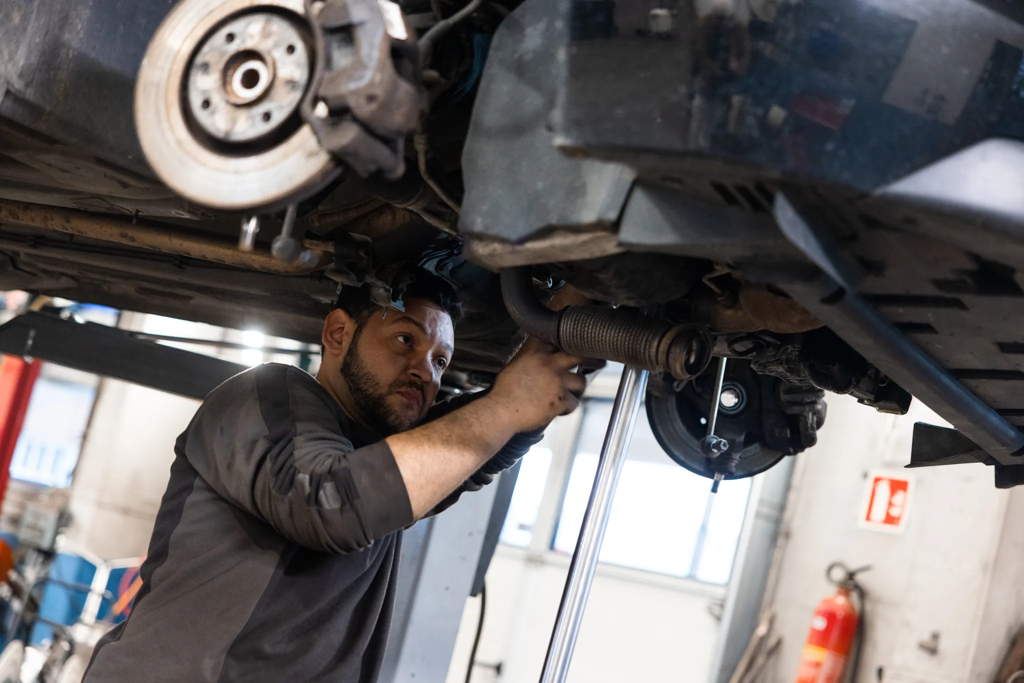 Peugeot service på løftebukk