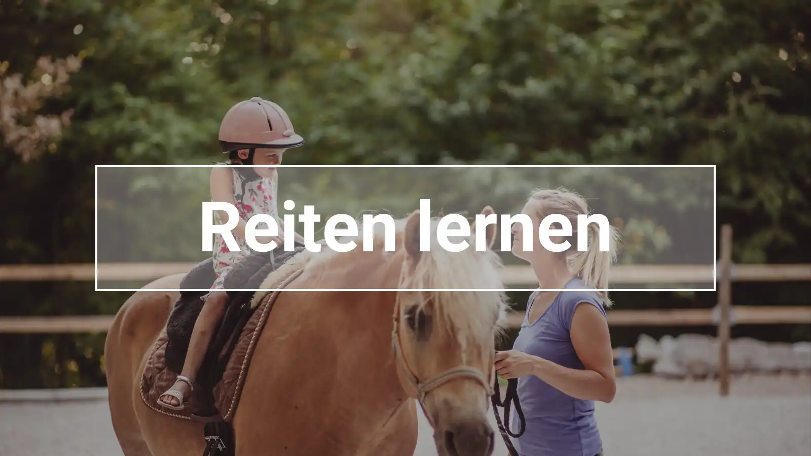 Kleines Kind mit Reithelm sitzt auf einem Haflinger, während eine Reitlehrerin daneben steht – Einstieg ins Reiten unter Anleitung, sicher und kindgerecht.