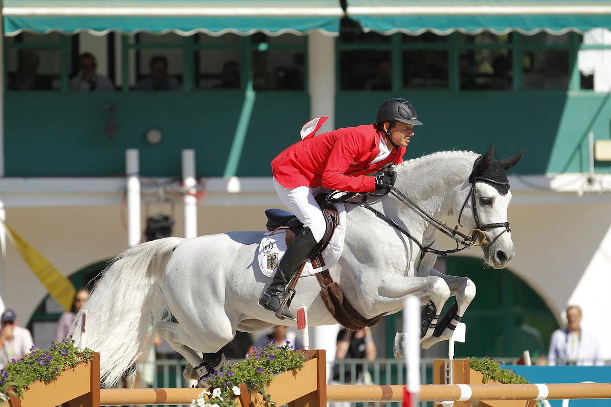 Der westfälisch gezogene Ausnahmehengst Cornet Obolensky unter Marco Kutscher beim internationalen Springturnier – ein Paradebeispiel für die sportliche Qualität der westfälischen Zucht.