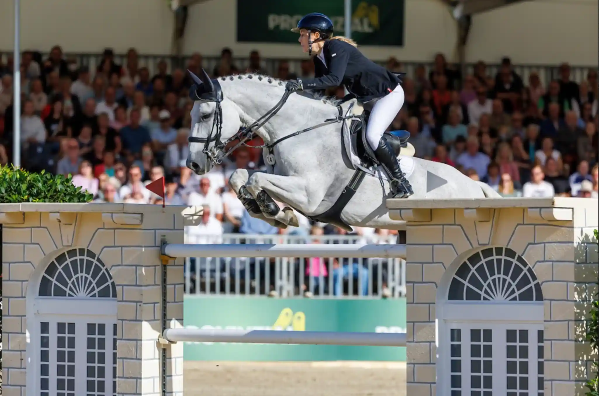 Janne und Minimax über einem Sprung. Minimax musste leider aufgrund von eines Unfalls eingeschläfert werden.