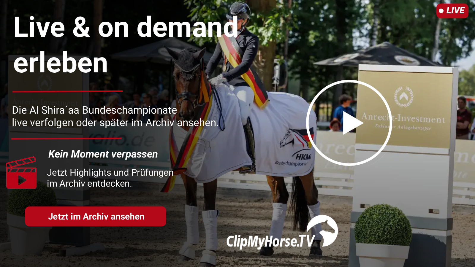 Grafik von ClipMyHorse.TV zu den Al Shira’aa Bundeschampionaten mit Reiter und Pferd in Siegerehrung, großem Play-Button und Hinweis auf Live- und On-Demand-Inhalte.