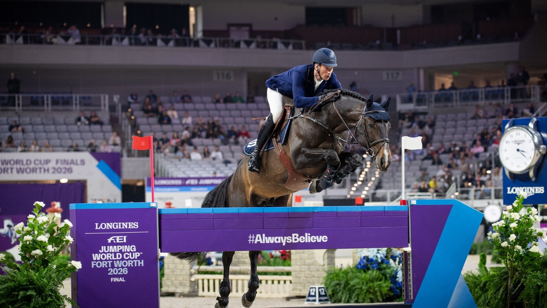 Springreiter im Parcours und Dressurreiterin in der Halle als Symbolbild für den FEI World Cup™ und seine Disziplinen.