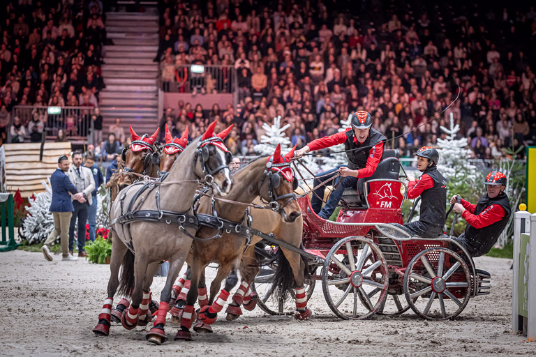Vierspänner im FEI Driving World Cup beim CHI Genf vor voll besetzten Zuschauerrängen im Palexpo.