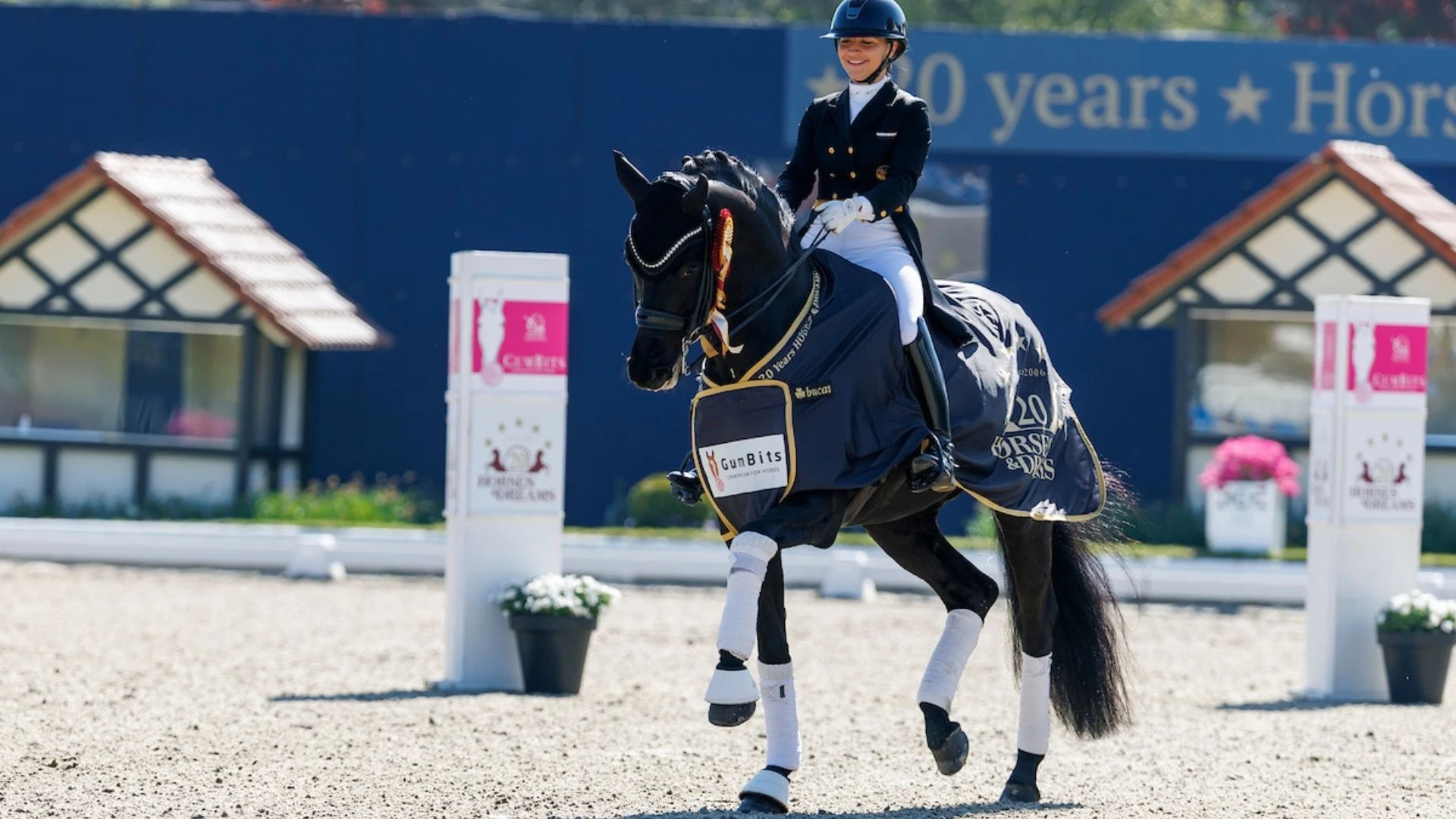 Charlotte Fry reitet Glamourdale nach einem erfolgreichen Auftritt im Dressurviereck.