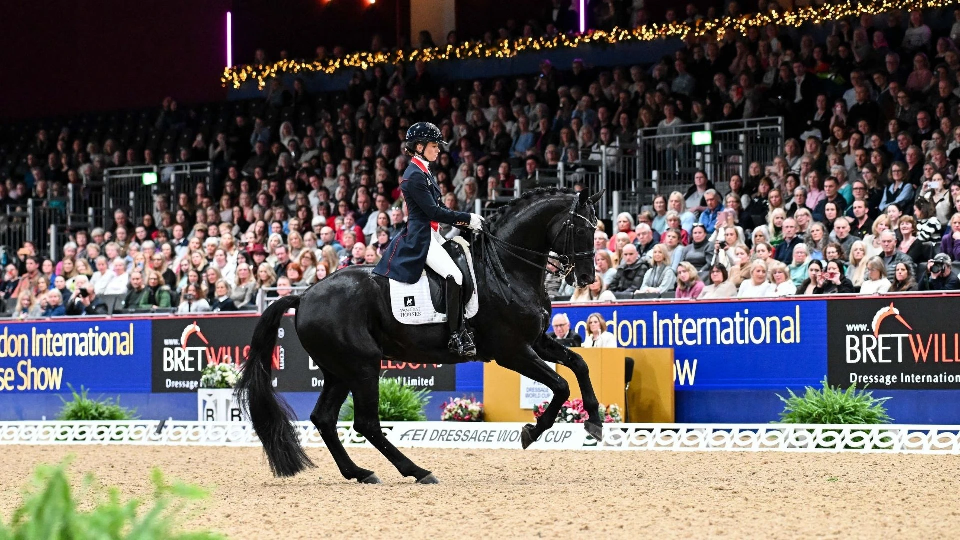 Charlotte Fry reitet Glamourdale beim FEI Dressage World Cup in der London International Horse Show Arena.