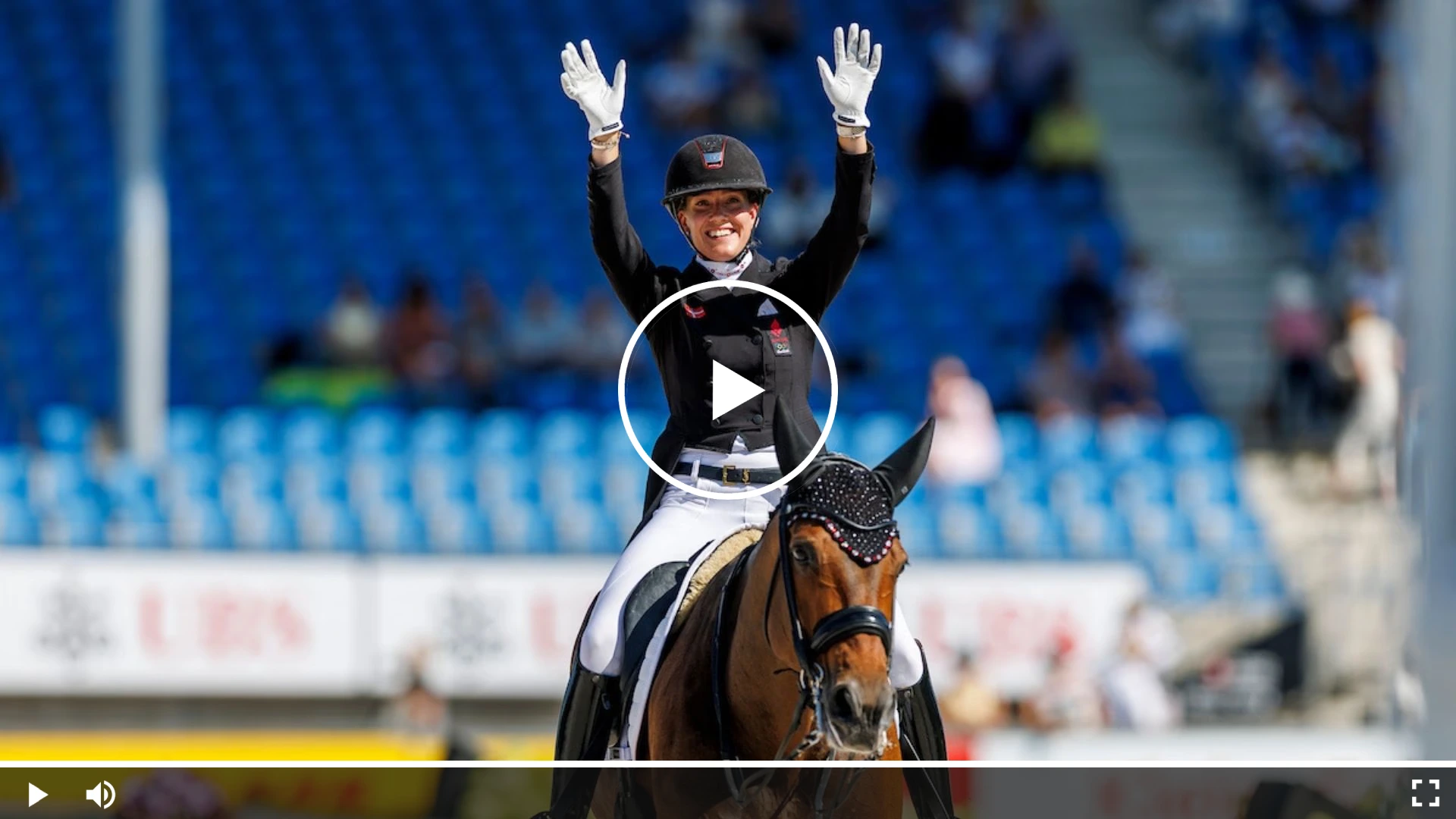 Cathrine Laudrup-Dufour jubelt mit Mount St John Freestyle nach ihrem Ritt bei den FEI World Championships Aachen 2026.