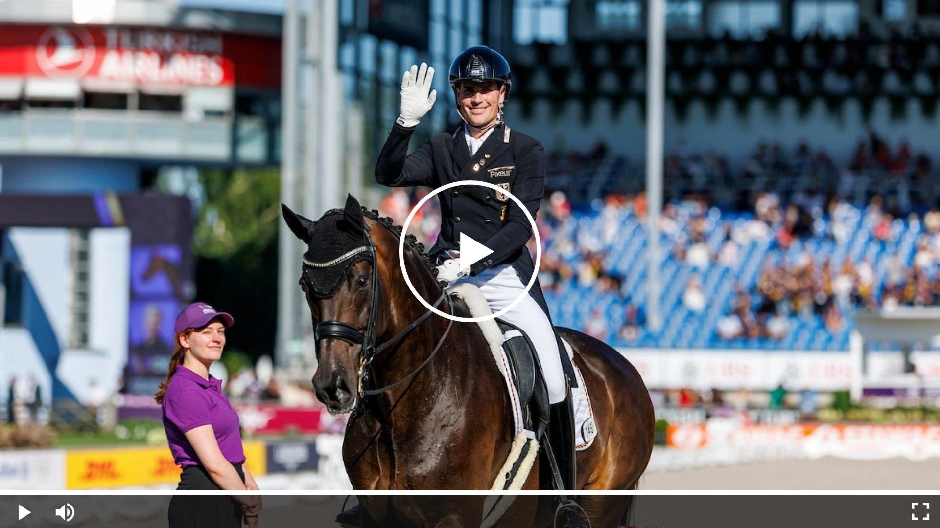 Frederic Wandres winkt auf Bluetooth OLD bei der Reit-WM Aachen 2026 ins Publikum.