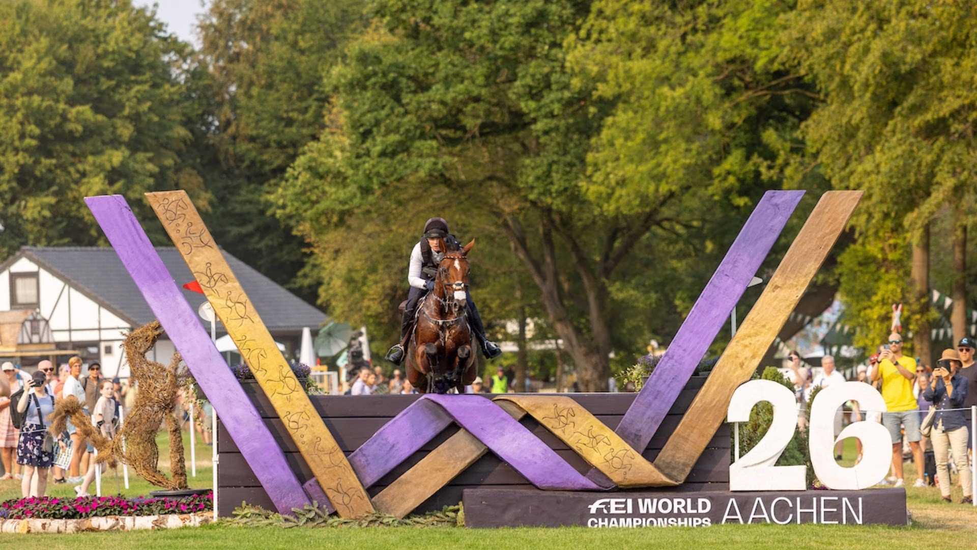 Libussa Lübbeke mit Caramia FRH im Geländeparcours der FEI World Championships 2026 in Aachen beim Sprung über ein großes Vielseitigkeitshindernis