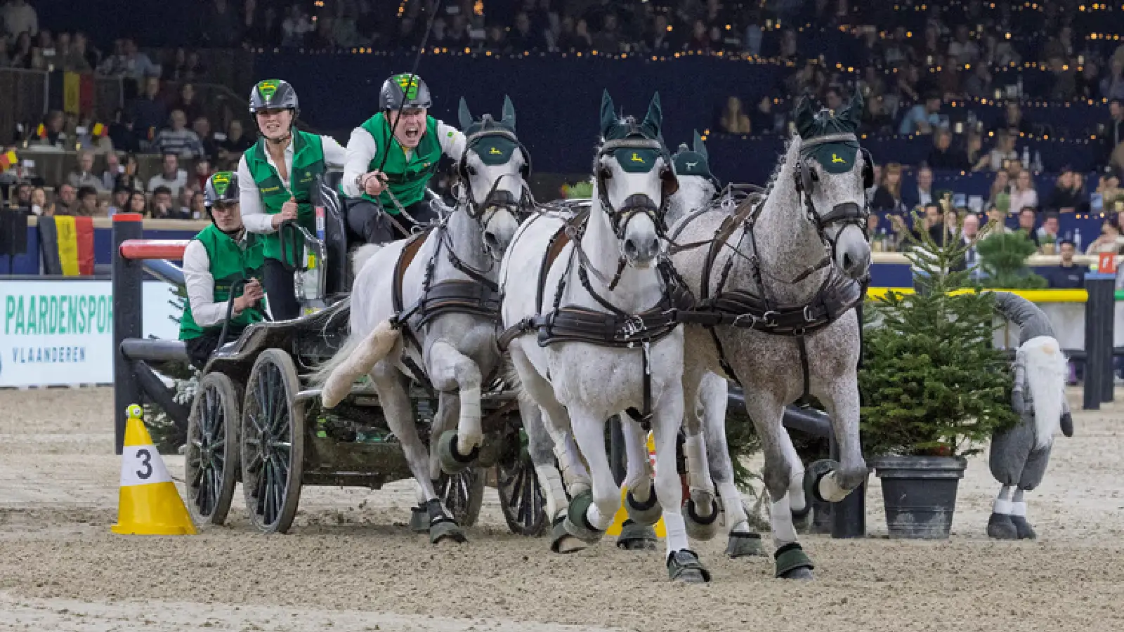 Vierspänner im rasanten Parcours beim FEI Driving World Cup in Mechelen vor voll besetzten Zuschauerrängen.