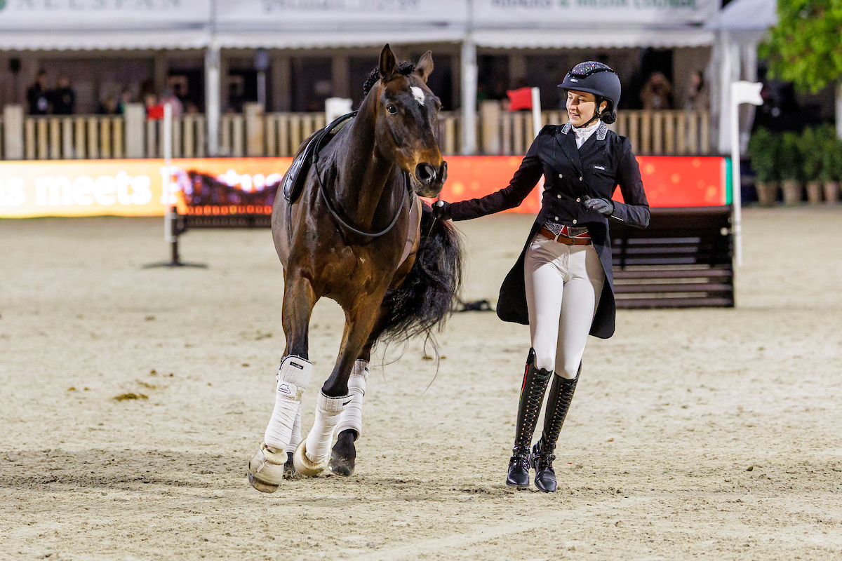 Reiterin mit ihrem Pferd bei einer Freiheitsdressur-Vorführung in der Arena.
