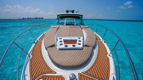 Este impresionante yate Sea Ray de 41 pies combina a la perfección el lujo y el rendimiento. Su diseño elegante y moderno es un reflejo de la sofisticación, y su presencia en el agua es verdaderamente impresionante. Desde el momento en que subas a bordo, te envolverá un ambiente de comodidad y estilo.