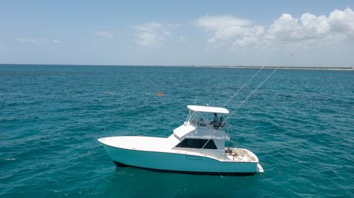 yate de pesca marca Hatteras de 44 pies equipado con todo lo necesarios para que el dia de pesca salga excelente