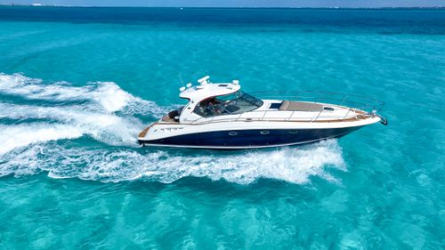 yate de 44 pies marca Sea Ray super comodo y elegante, muy bien cuidado