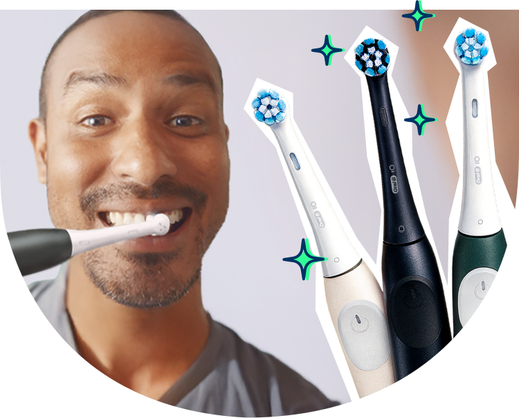 Ein Mann und eine Frau lachen fröhlich in die Kamera und zeigen ihr strahlendes Lächeln.