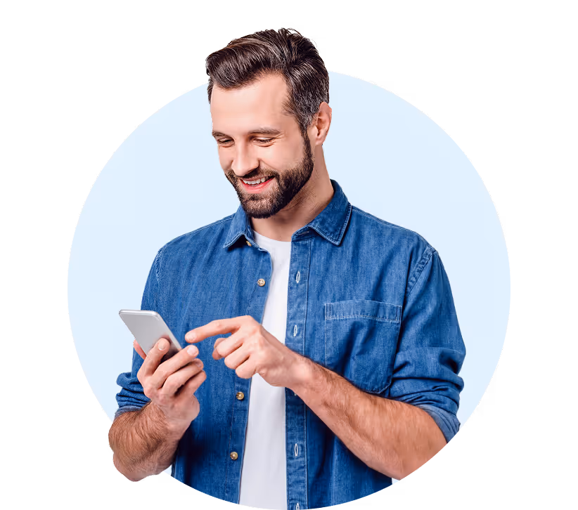 Mann schaut konzentriert auf sein Smartphone – steht für das Ausfüllen des Antrags online.