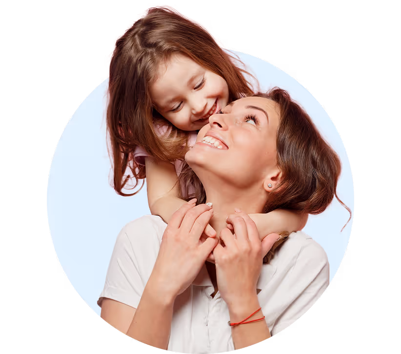 Lachende Mutter mit Tochter auf dem Rücken – symbolisiert Freude und Sicherheit durch Zahnschutz.