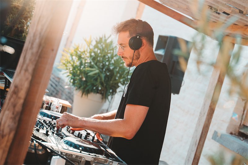 DJ GUEUSH aan de decks