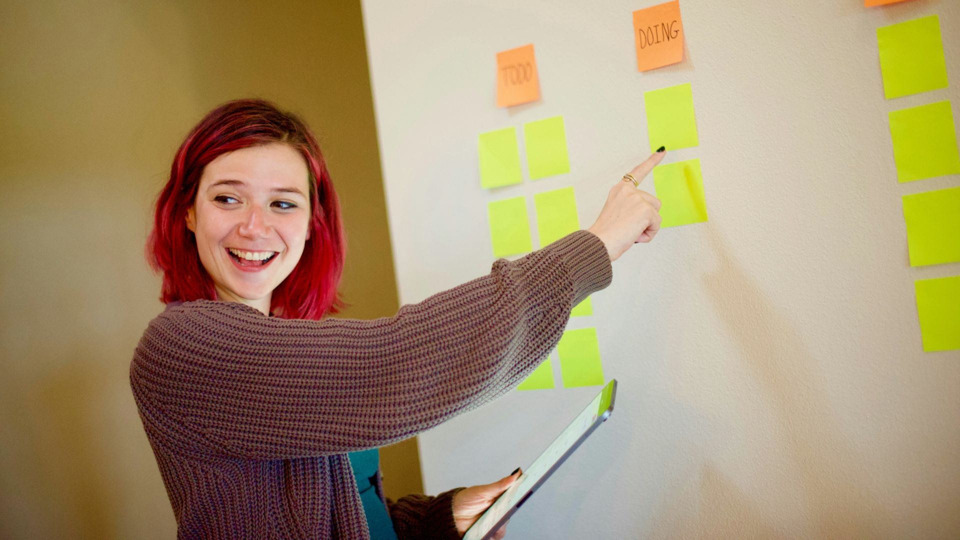 Ein Coach zeigt auf ein Whiteboard.