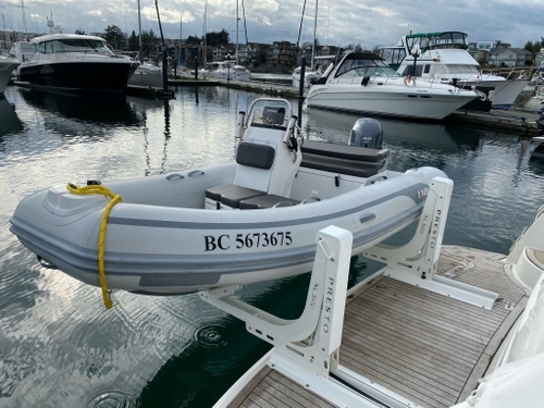 A PrestoMarine® XL500R Hydraulic lift, lifting a Dinghy on the back of a boat