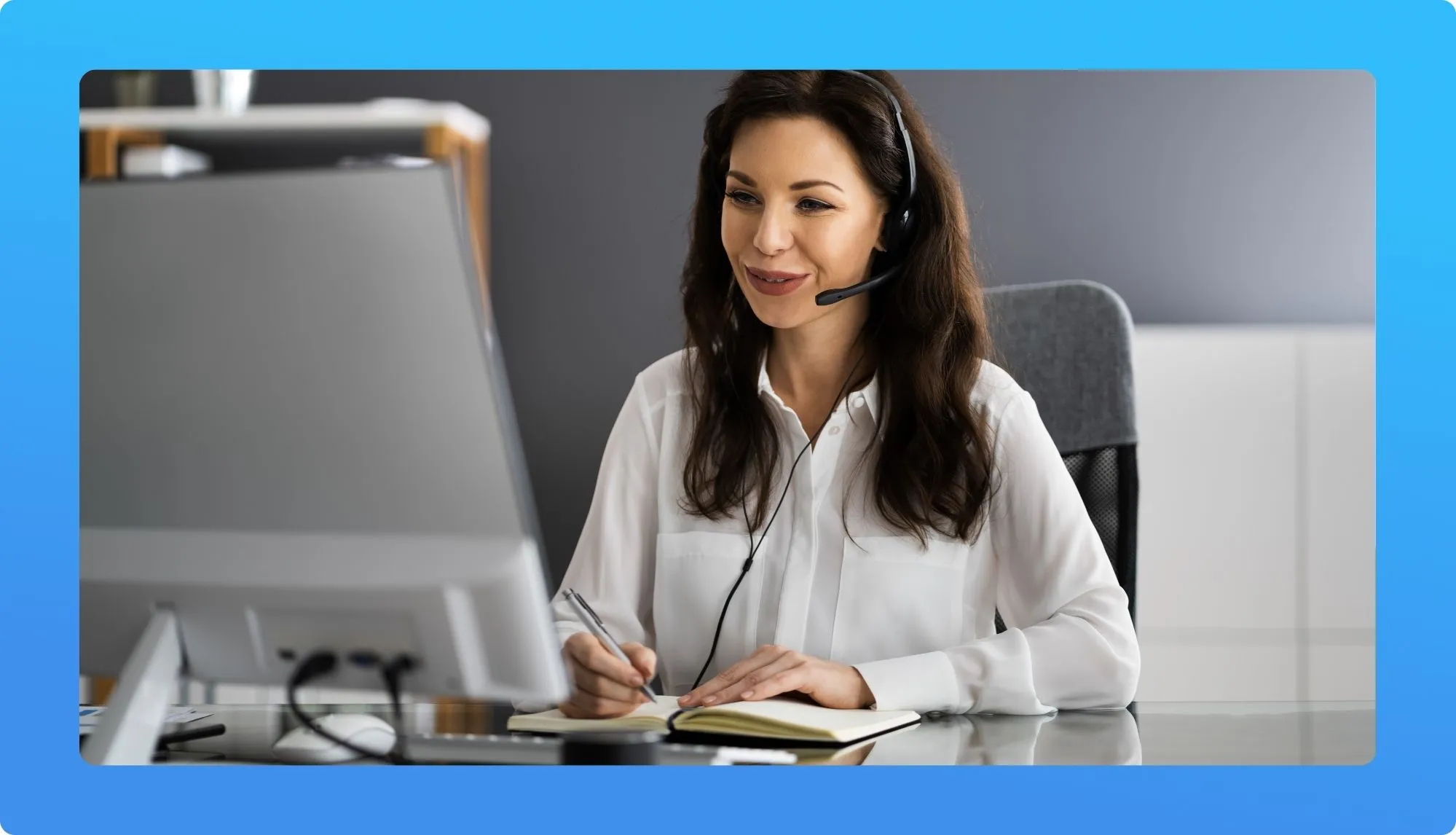 Customer Success Manager talking online