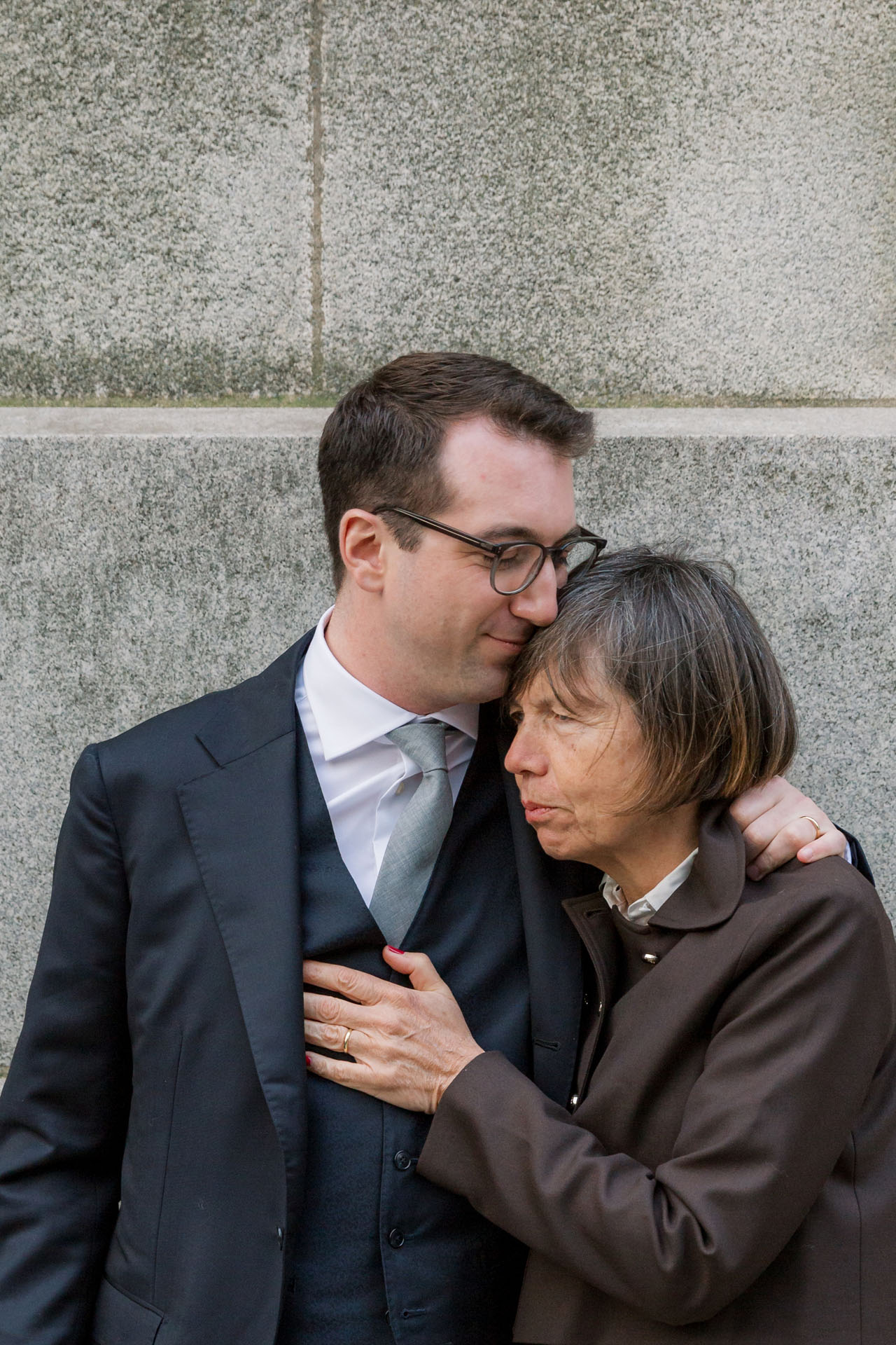 groom hugging his mother