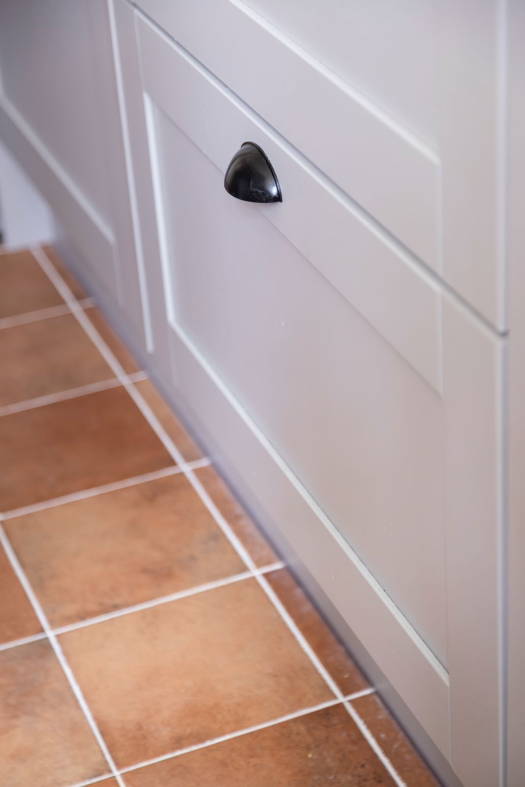 Chambre lumineuse avec carrelage terre cuite