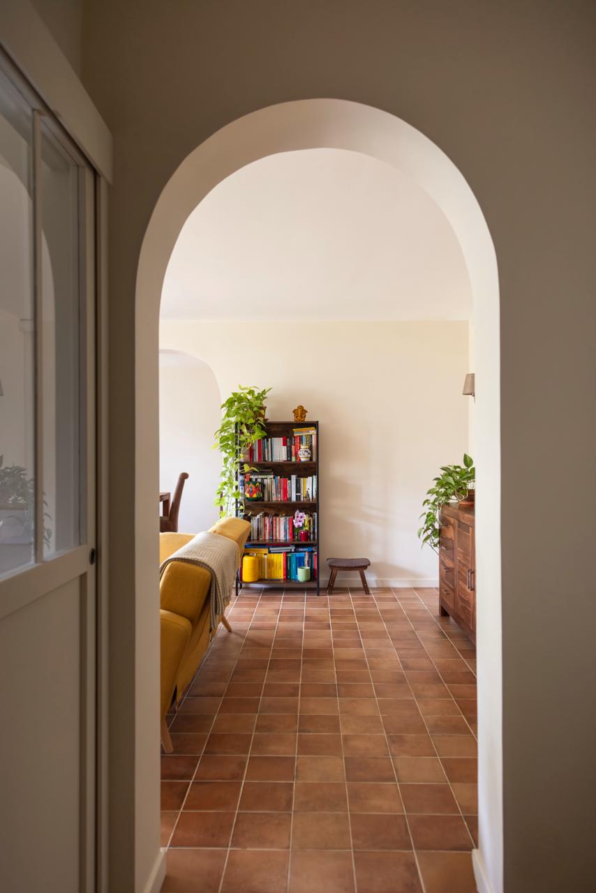 Chambre claire avec carrelage