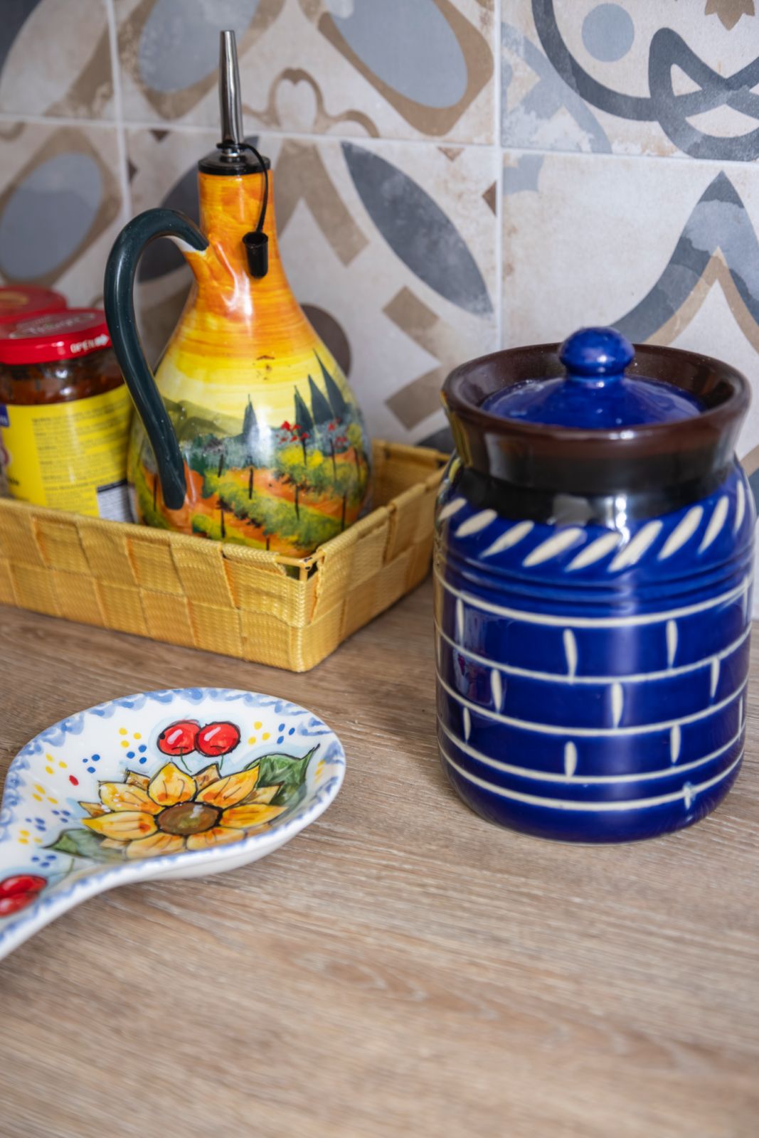 Étagères bois avec carreaux de ciment décoratifs