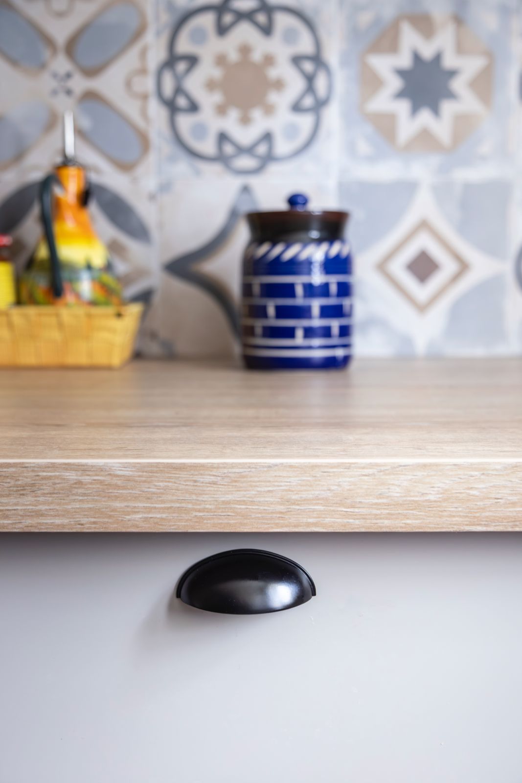 Crédence carreaux de ciment avec étagères