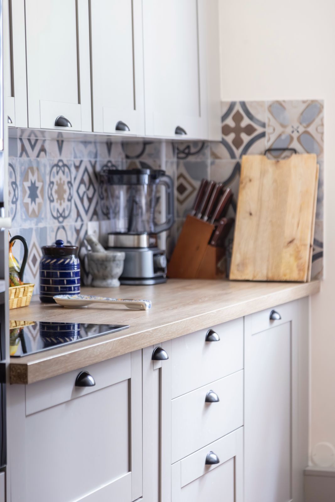 Cuisine moderne avec carreaux géométriques