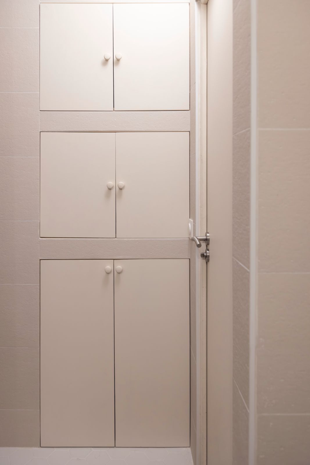 Espace lecture avec fauteuil confortable