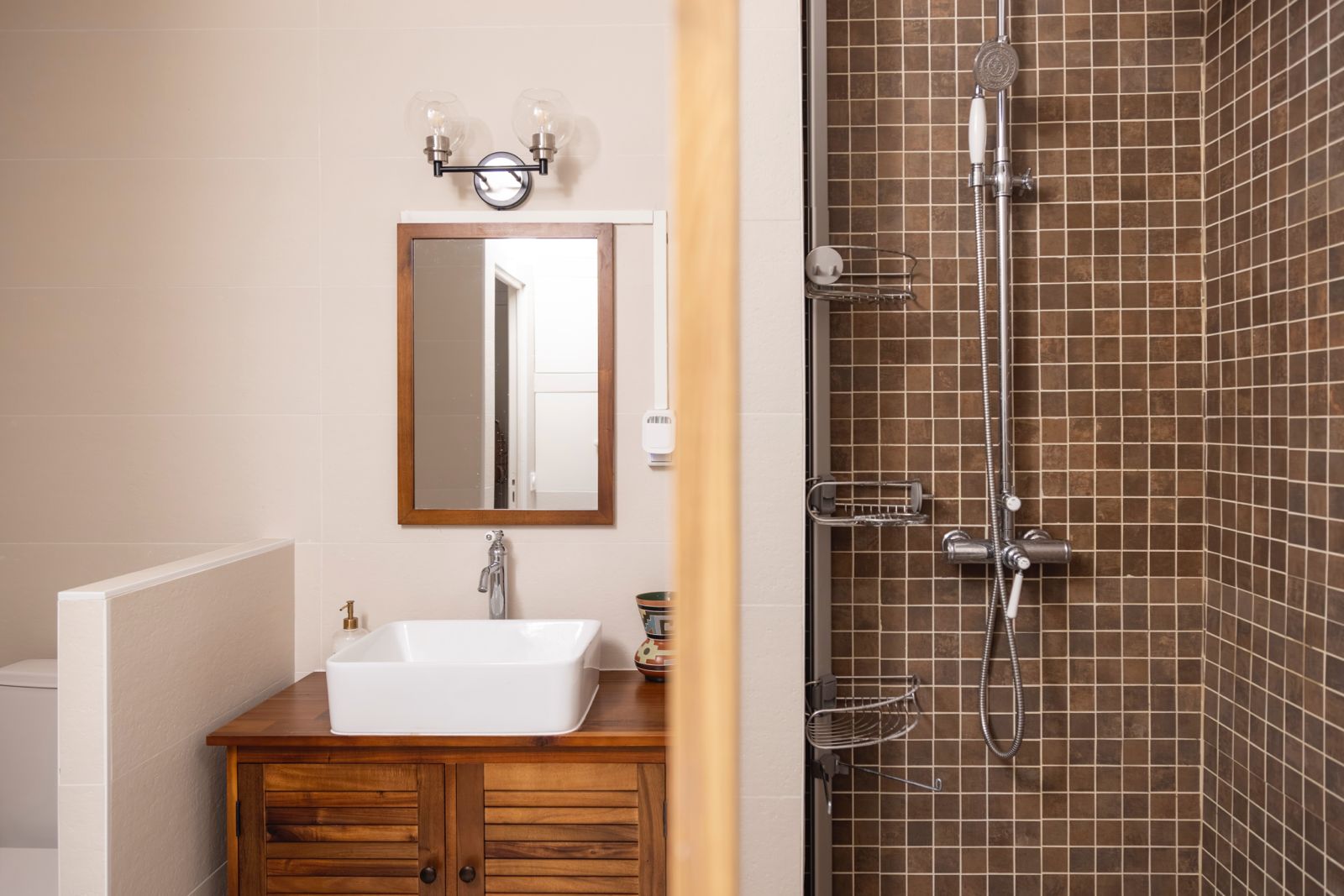 Aménagement moderne avec carrelage