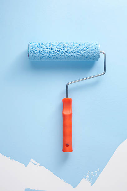 Peinture bleu avec rouleau sur mur