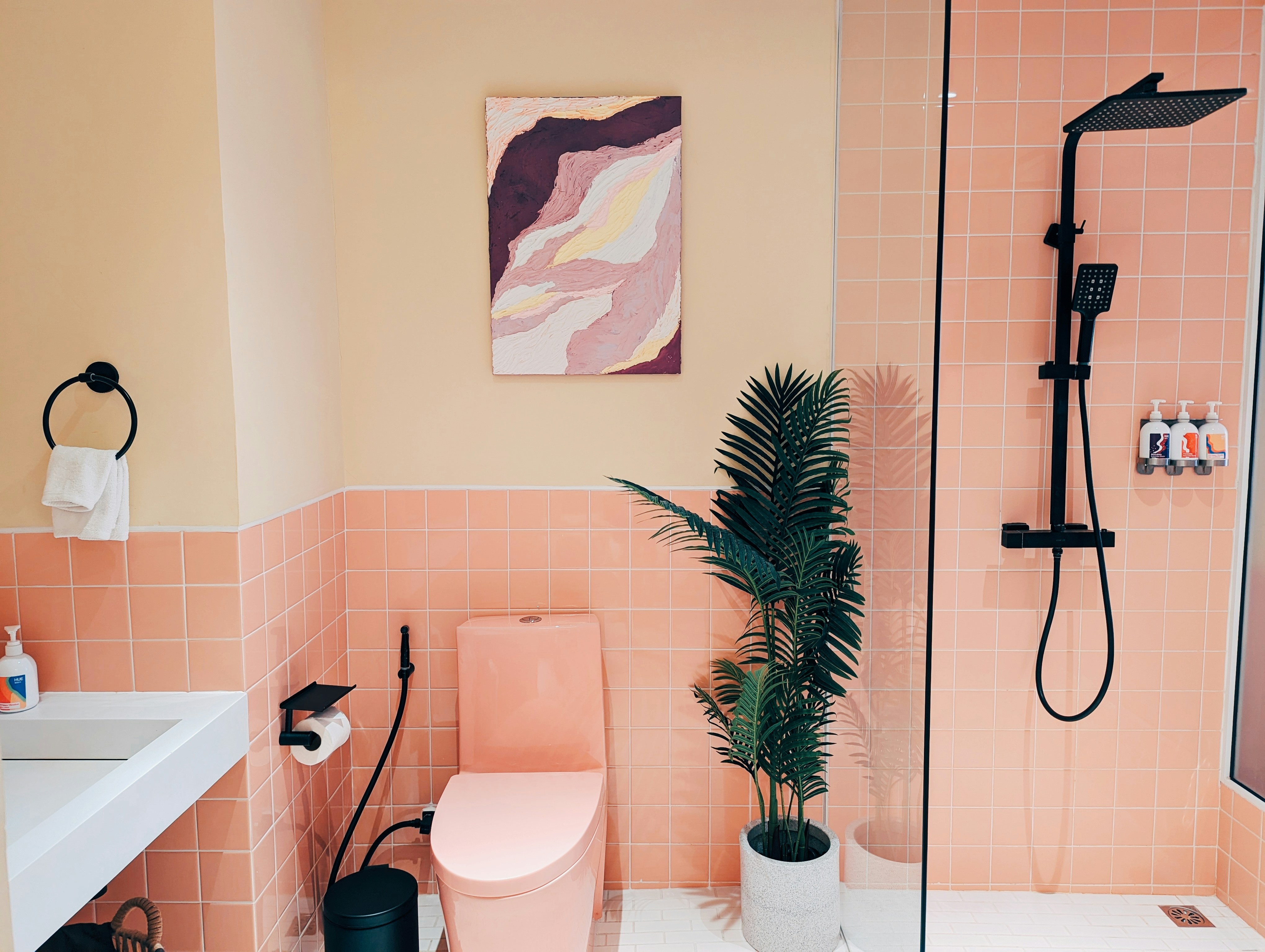 Salle de bain moderne avec peinture résistante à l'humidité
