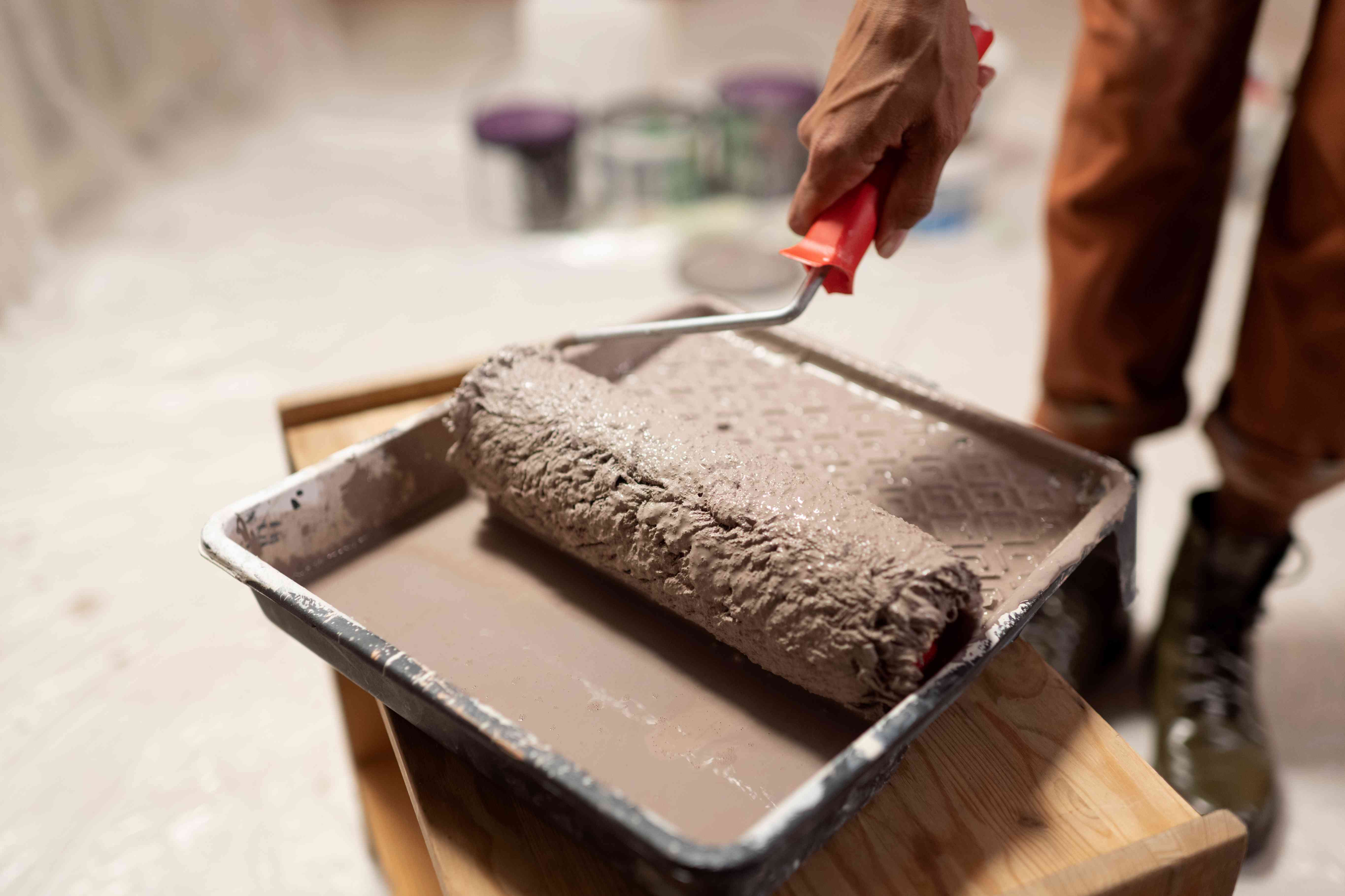 Application d'un enduit de lissage sur un mur"