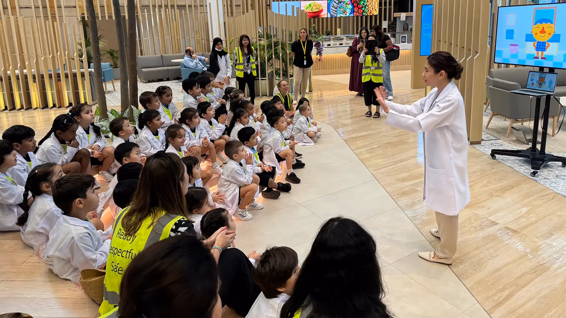 Fakeeh University Hospital was delighted to welcome 250 FS2 students from WSO GEMS as part of their Unit of Inquiry Who is Helping the Community