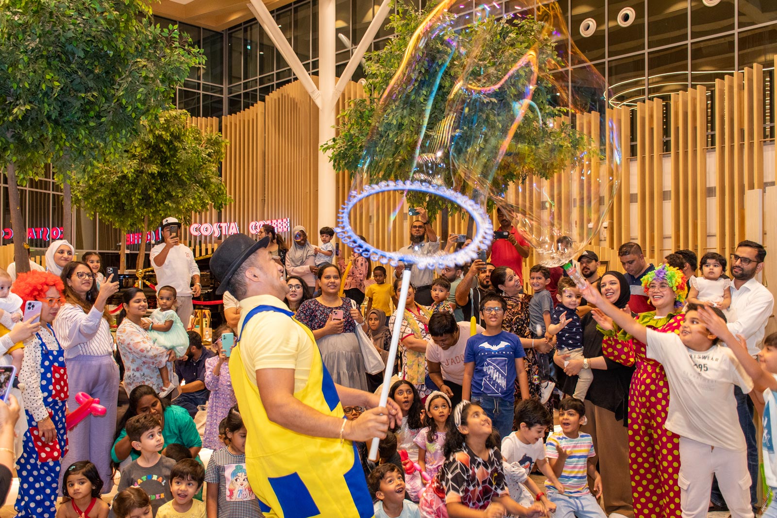 احتفال عيد الفطر مع الأطفال في مستشفى فقيه الجامعي.