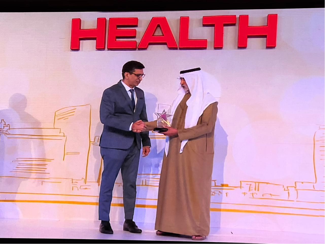 حصل د.شالين فيرما على جائزة أفضل طبيب أسنان لعام 2023 في حفل توزيع جوائز الصحة السنوية