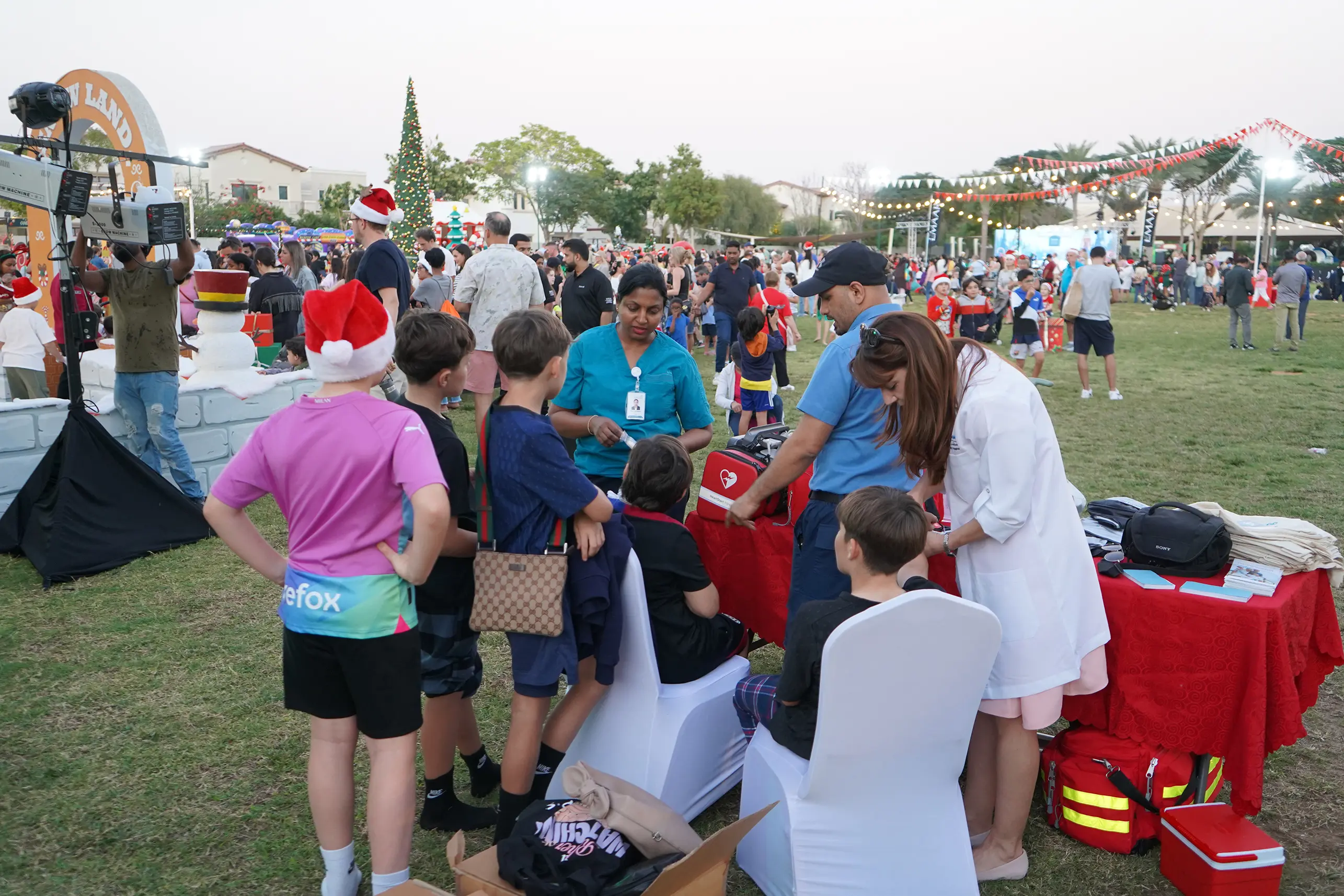 احتفال مستشفى فقيه الجامعي بالكريسماس مع أطفال دبي