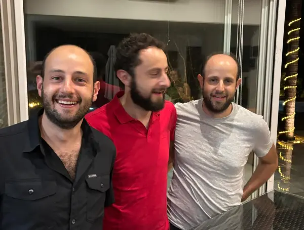 Así lucen Santiago y sus dos hermanos en la actualidad.