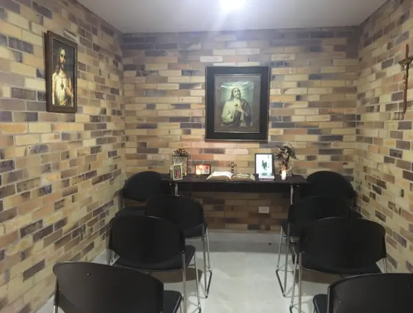 Al haber sido testigos del poder de la fe, crearon un espacio para orar en el albergue.