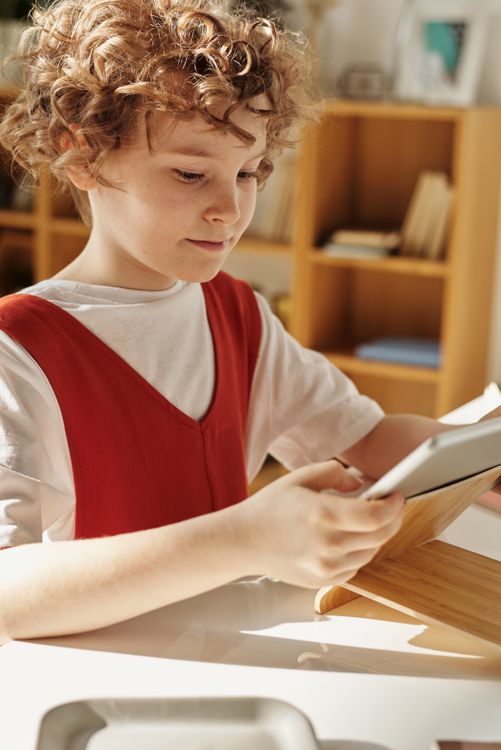 Free SLP Resource: How Do I Find a Speech Therapist Who Specializes in AAC?