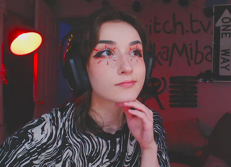 Picture of MikaMiba Twitch Streamer and Content Creator and Graphic Designer with cool makeup