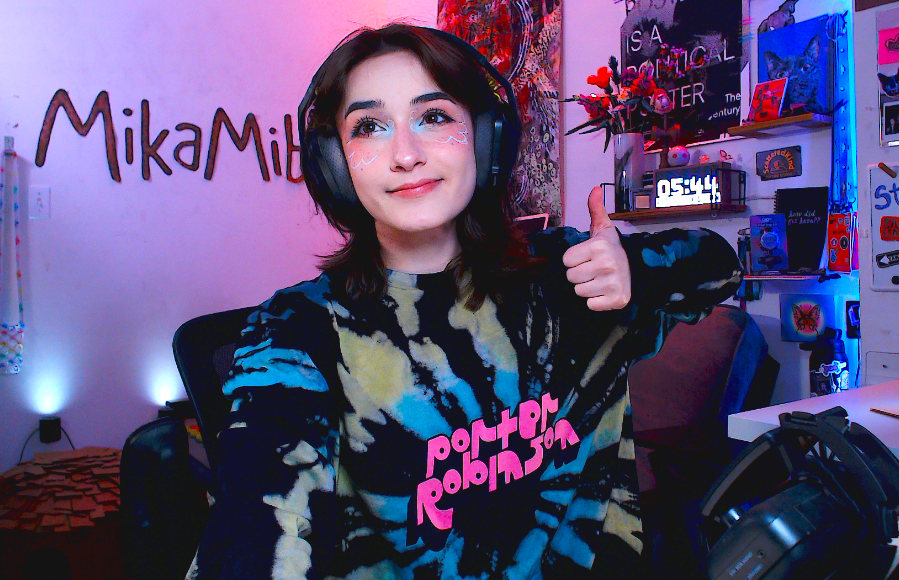 Picture of MikaMiba Twitch Streamer and Content Creator and Graphic Designer with cool makeup