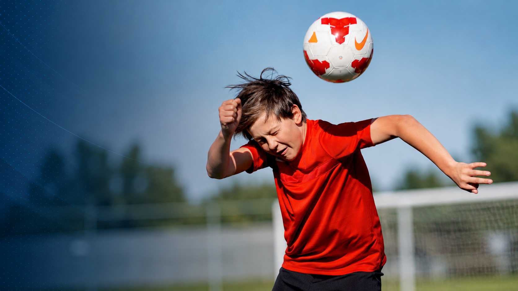 Jugendlicher Fußballspieler beim Kopfballtraining